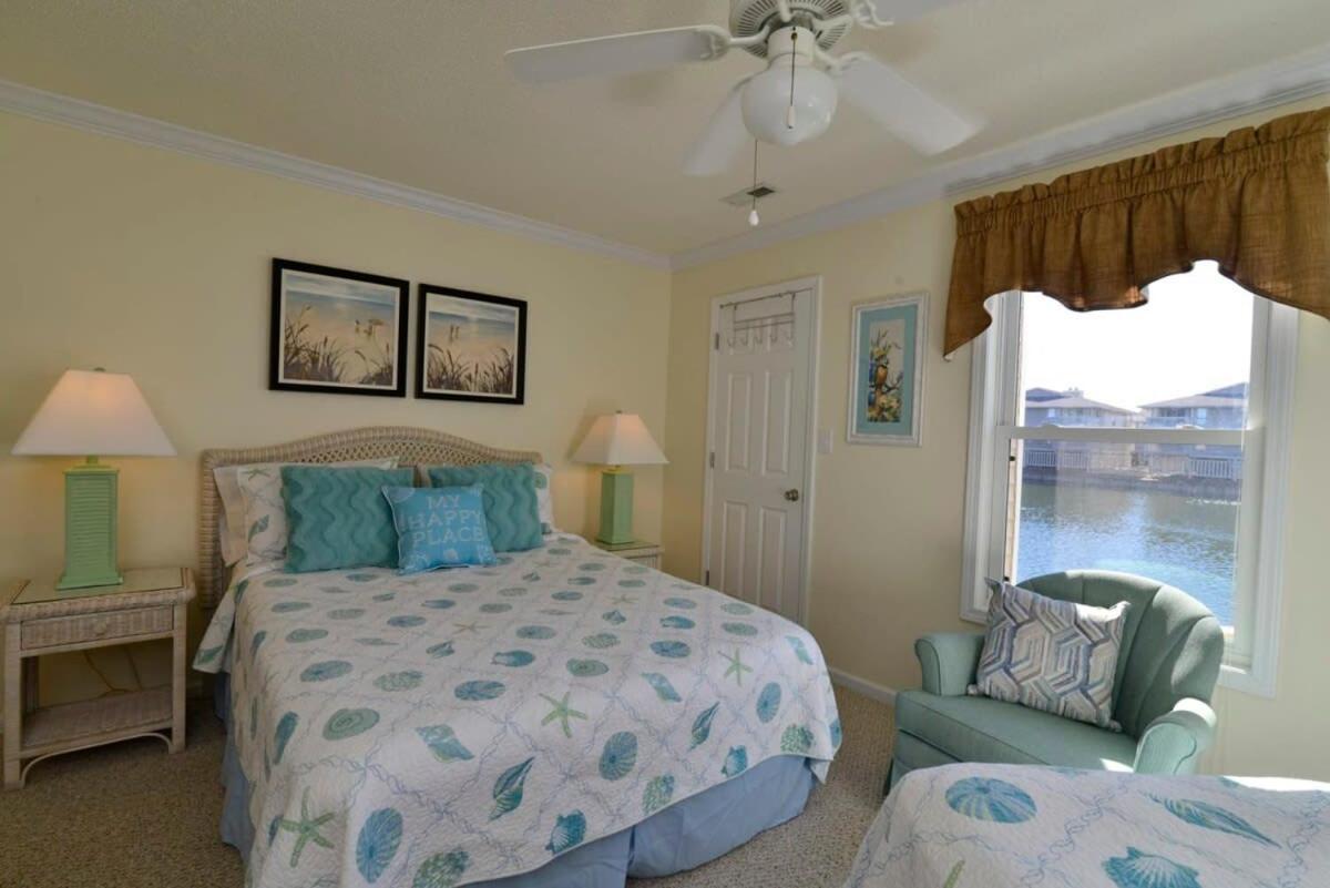 Shorehaven Lakefront & Steps To W Pool And Grill Holiday home *
