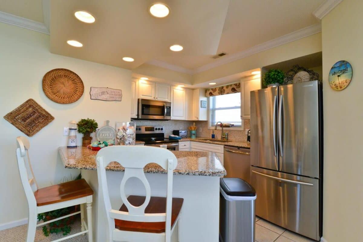 Holiday home Shorehaven Lakefront & Steps To W Pool And Grill