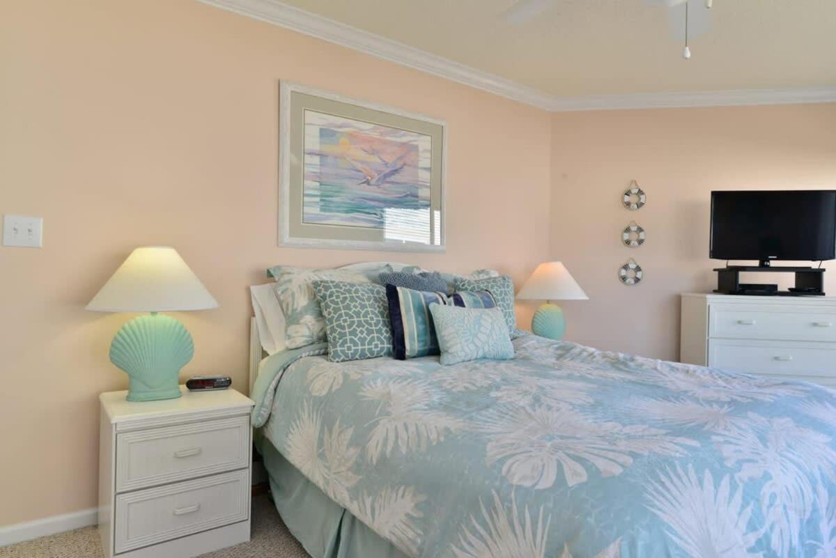 Shorehaven Lakefront & Steps To W Pool And Grill Holiday home