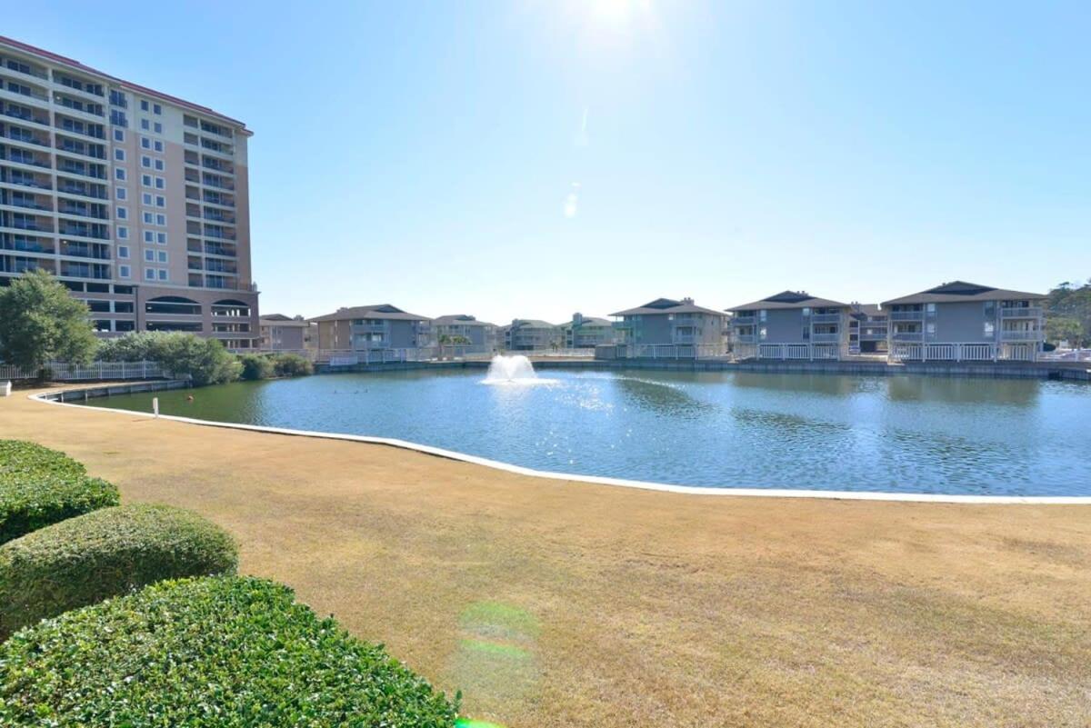 Holiday home Shorehaven Lakefront & Steps To W Pool And Grill *