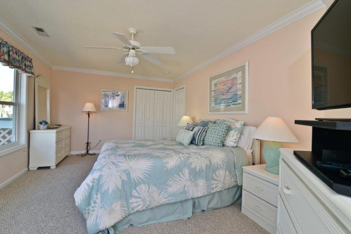 Holiday home Shorehaven Lakefront & Steps To W Pool And Grill *