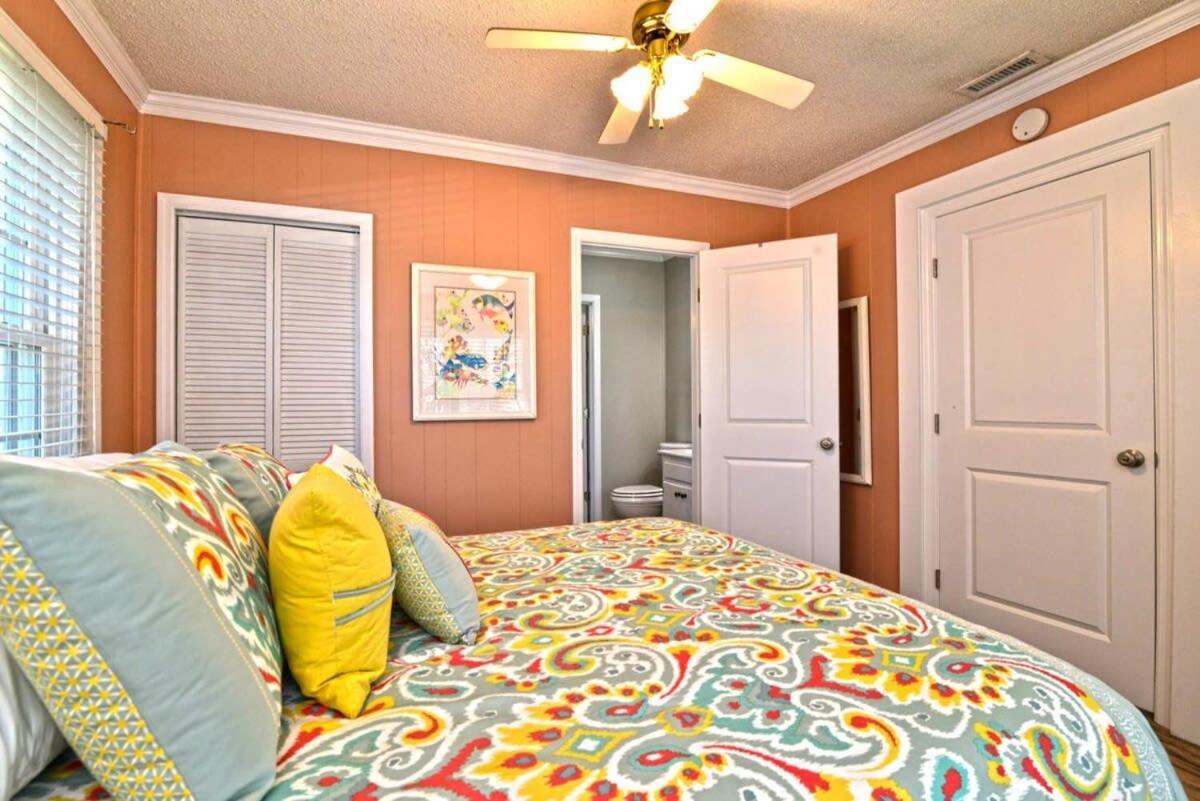 Endless Summer Renovated 100 Feet To With Fenced Yard Grill Holiday home *
