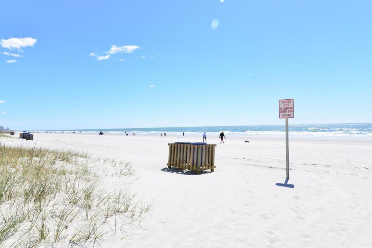 Holiday home Endless Summer Renovated 100 Feet To With Fenced Yard Grill