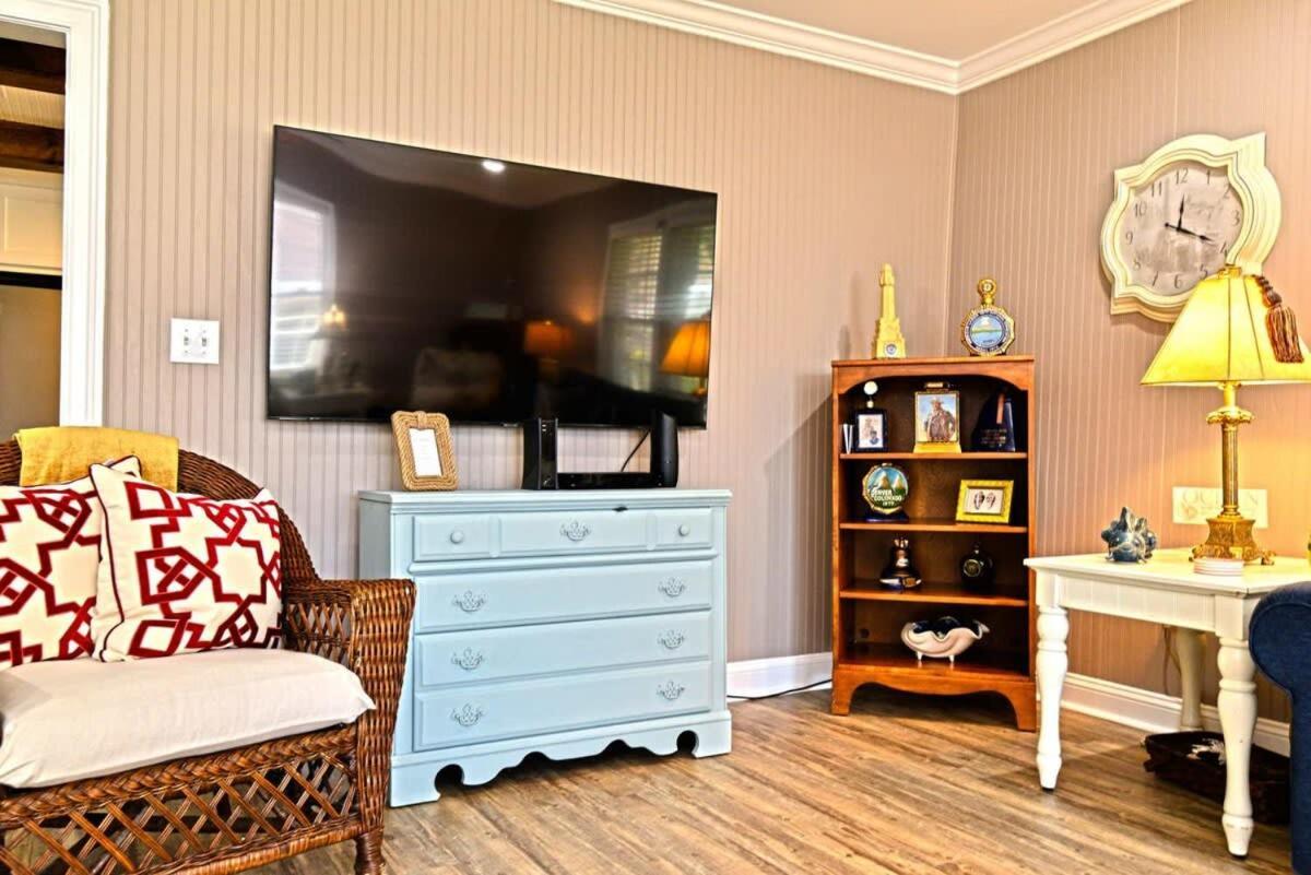 Endless Summer Renovated 100 Feet To With Fenced Yard Grill Holiday home *