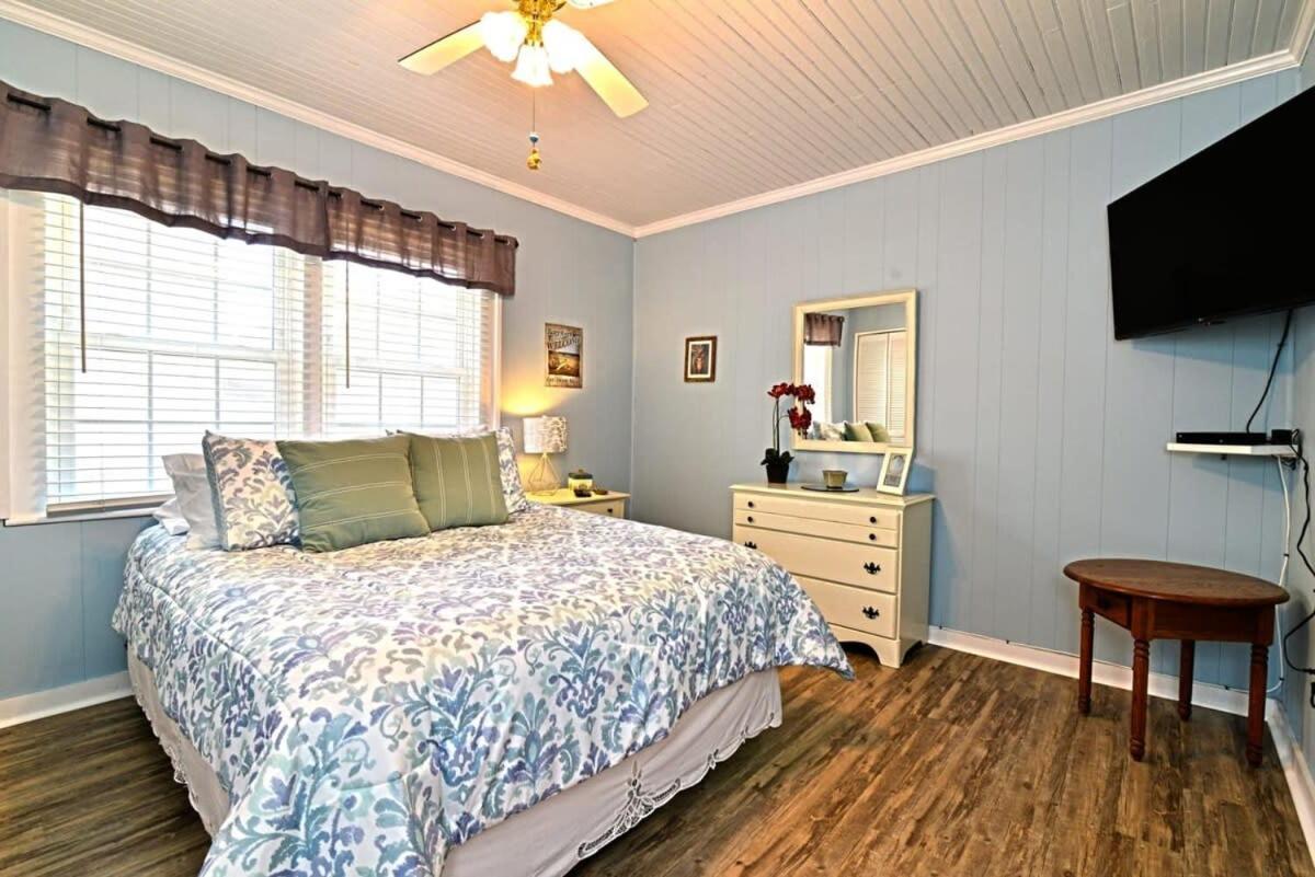 Endless Summer Renovated 100 Feet To With Fenced Yard Grill Holiday home Myrtle Beach