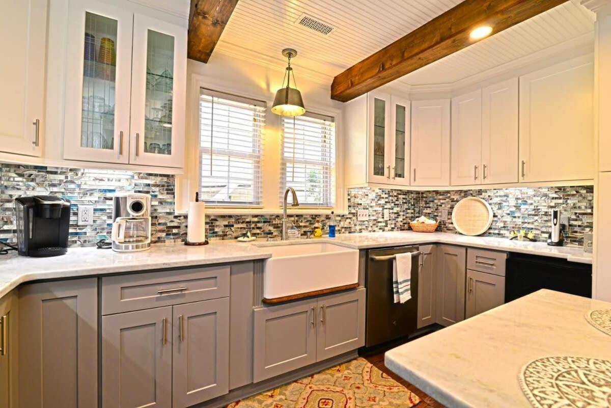 Endless Summer Renovated 100 Feet To With Fenced Yard Grill Holiday home