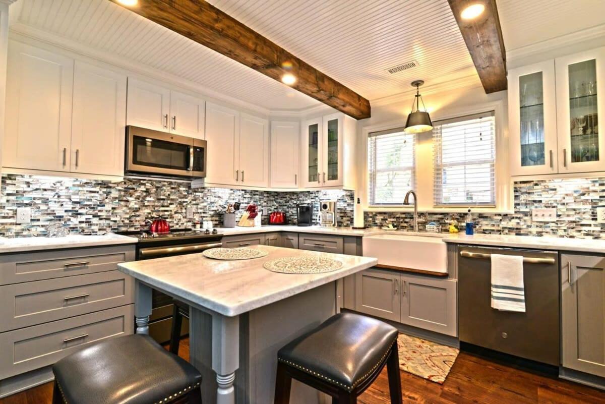 Endless Summer Renovated 100 Feet To With Fenced Yard Grill Holiday home *