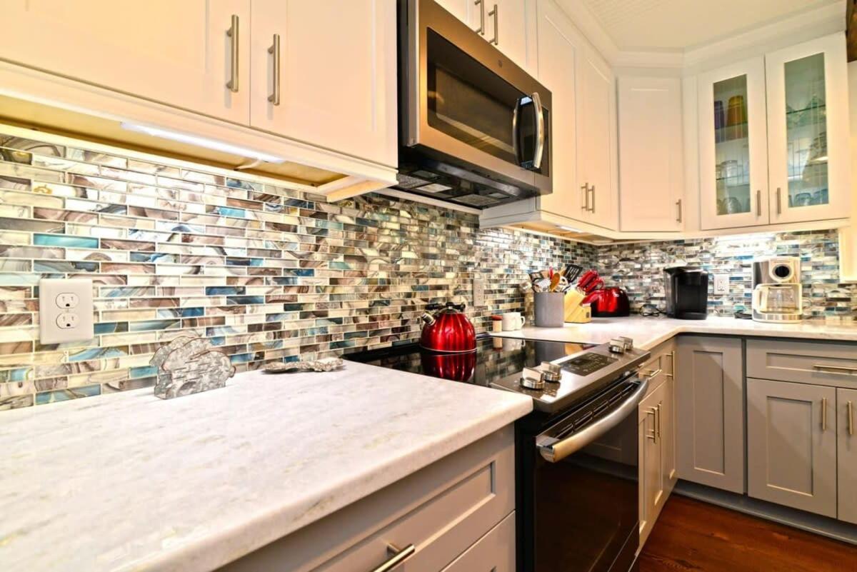 Holiday home Endless Summer Renovated 100 Feet To With Fenced Yard Grill *
