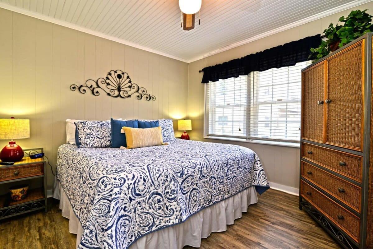 Endless Summer Renovated 100 Feet To With Fenced Yard Grill Holiday home Myrtle Beach