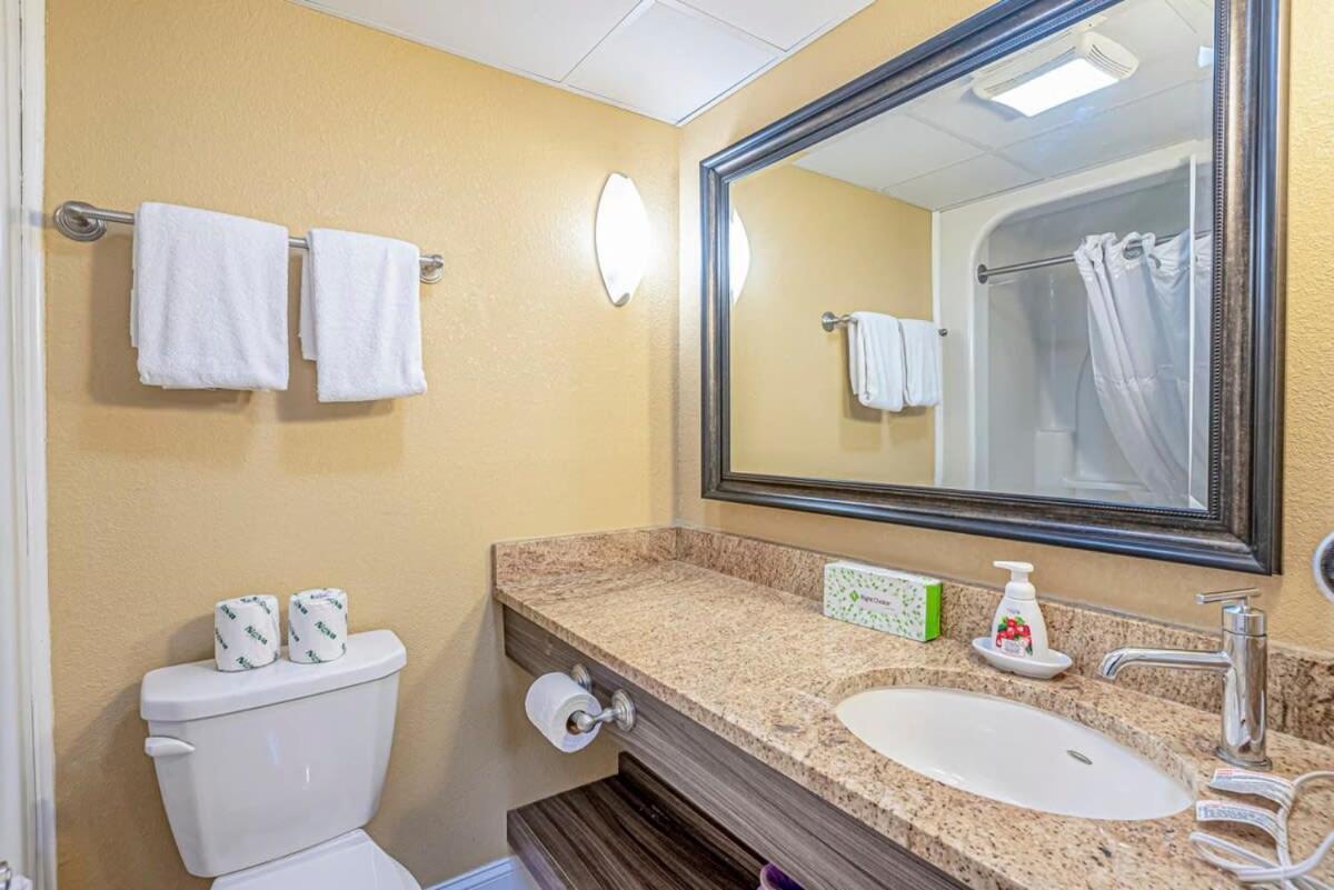 Great 1st Floor Unit That Looks Right Out Onto The With Direct Access Holiday home