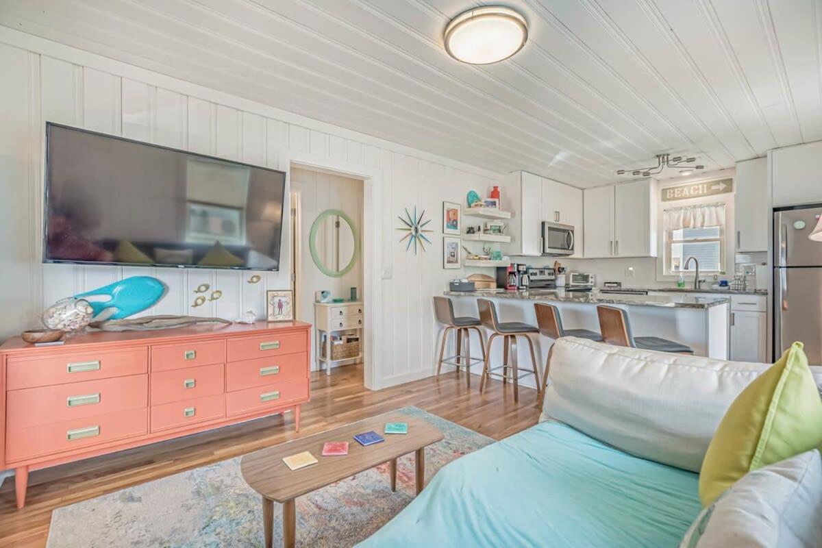 Coconut Flats Duplex- Upstairs- *