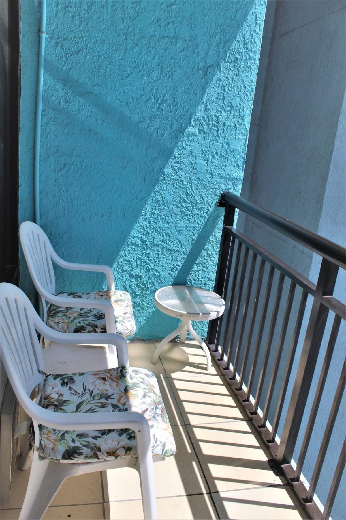 Landmark - Courtyard View #620