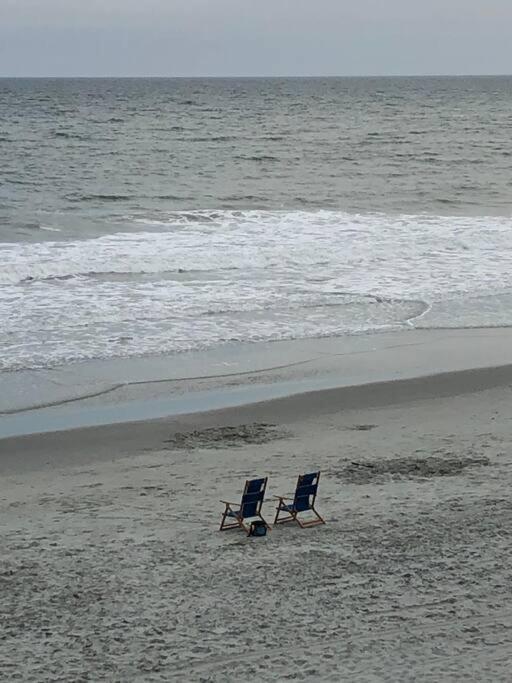 Gorgeous 2 Br/ 2 Bedroom Newly Renovated Beachfront *