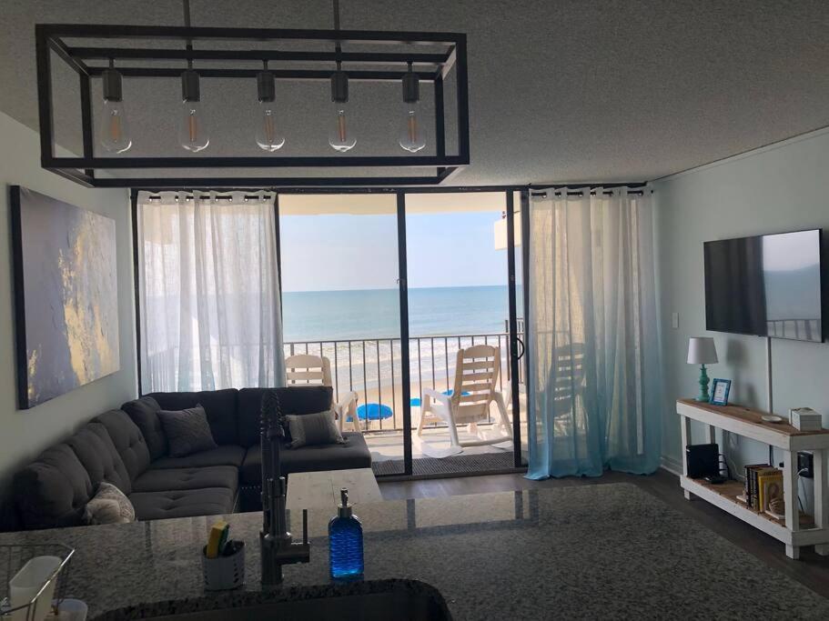 Gorgeous 2 Br/ 2 Bedroom Newly Renovated Beachfront