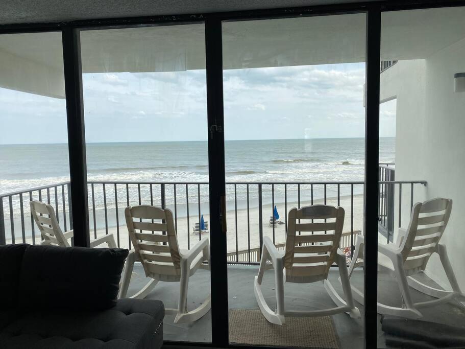 Gorgeous 2 Br/ 2 Bedroom Newly Renovated Beachfront *