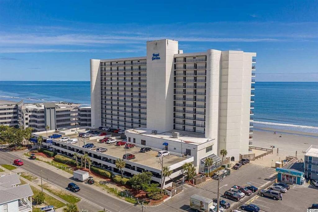 Gorgeous 2 Br/ 2 Bedroom Newly Renovated Beachfront *