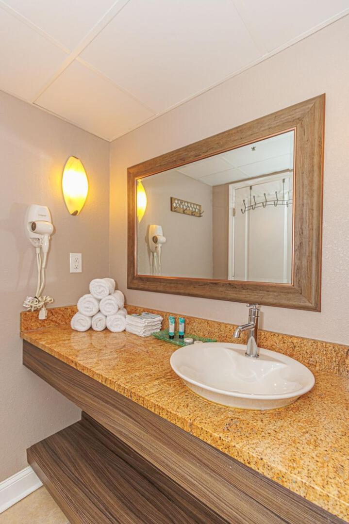 Oceanfront 1 Bedroom With Beautiful Decor And Accents Caravelle 1039 Sleeps 6 Guests Holiday home *