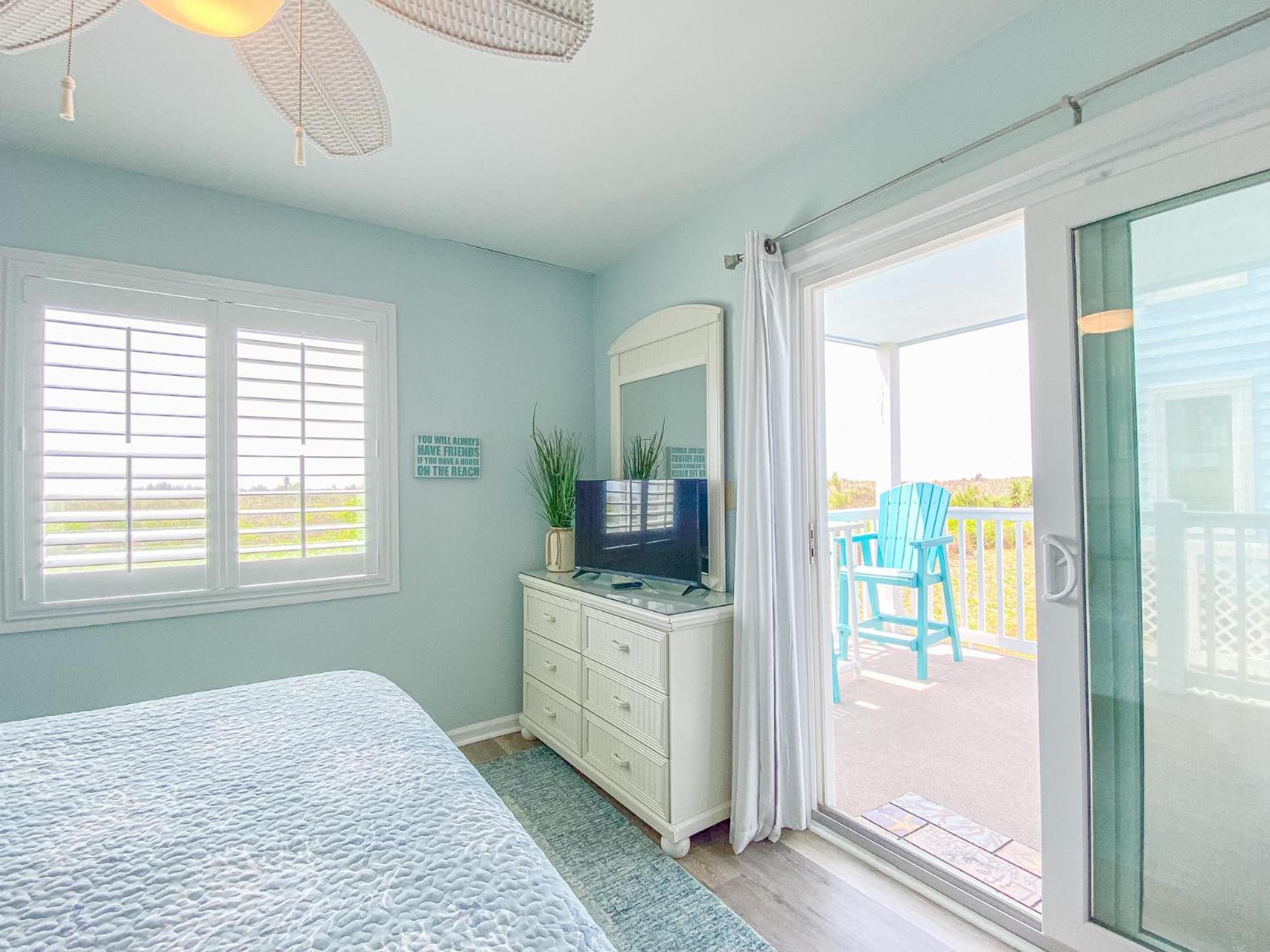 Oceanfront And Modern Location On Ocean Blvd W Pool Holiday home