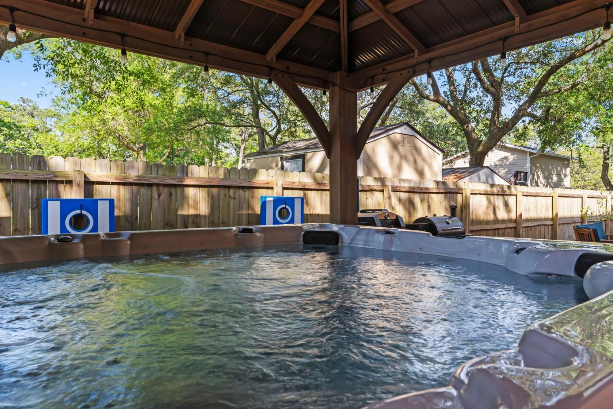 Spectacular House! Arcade Games & Hot Tub! Sleeps 12! * Myrtle Beach