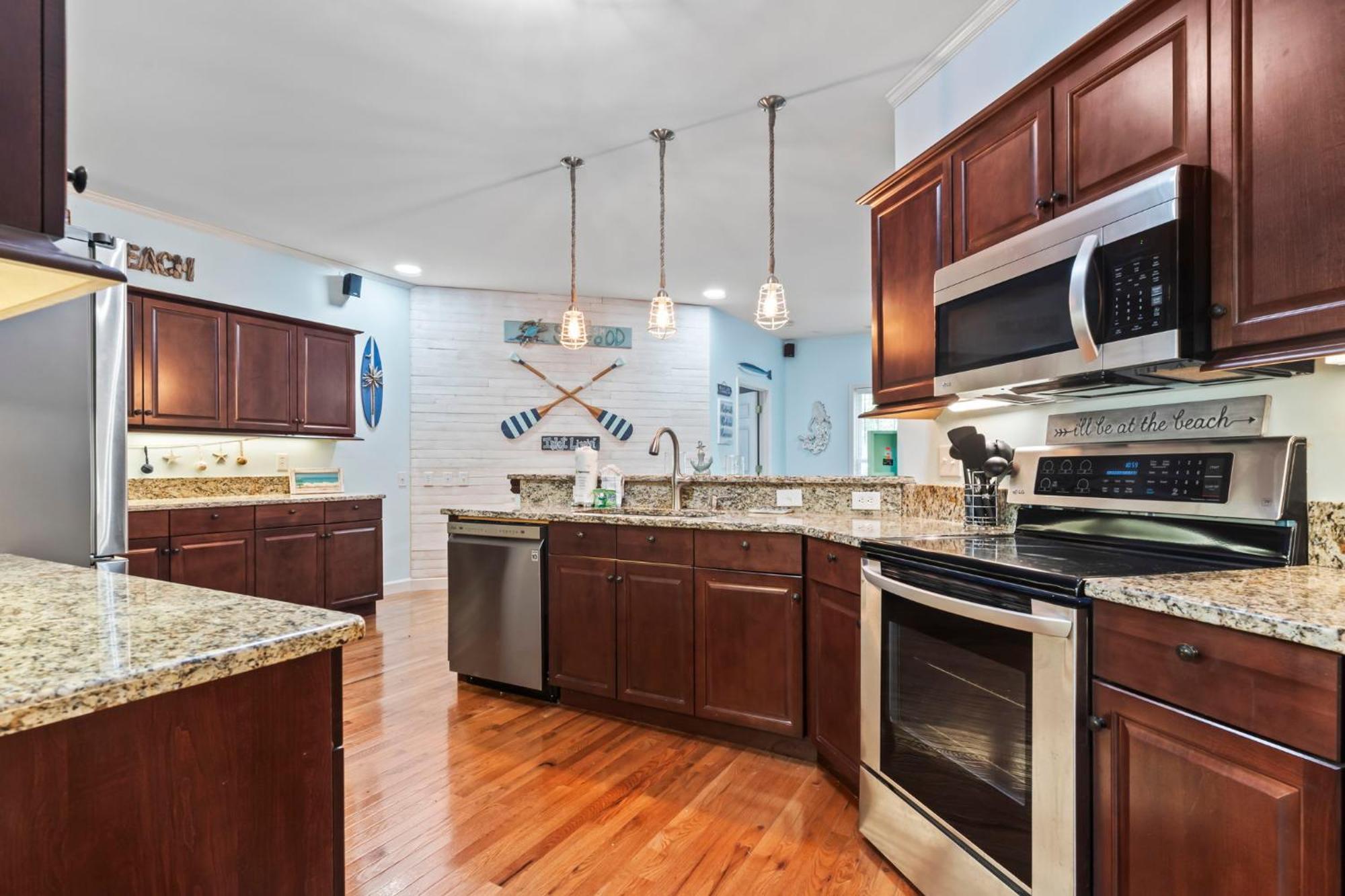Spectacular House! Arcade Games & Hot Tub! Sleeps 12! Myrtle Beach