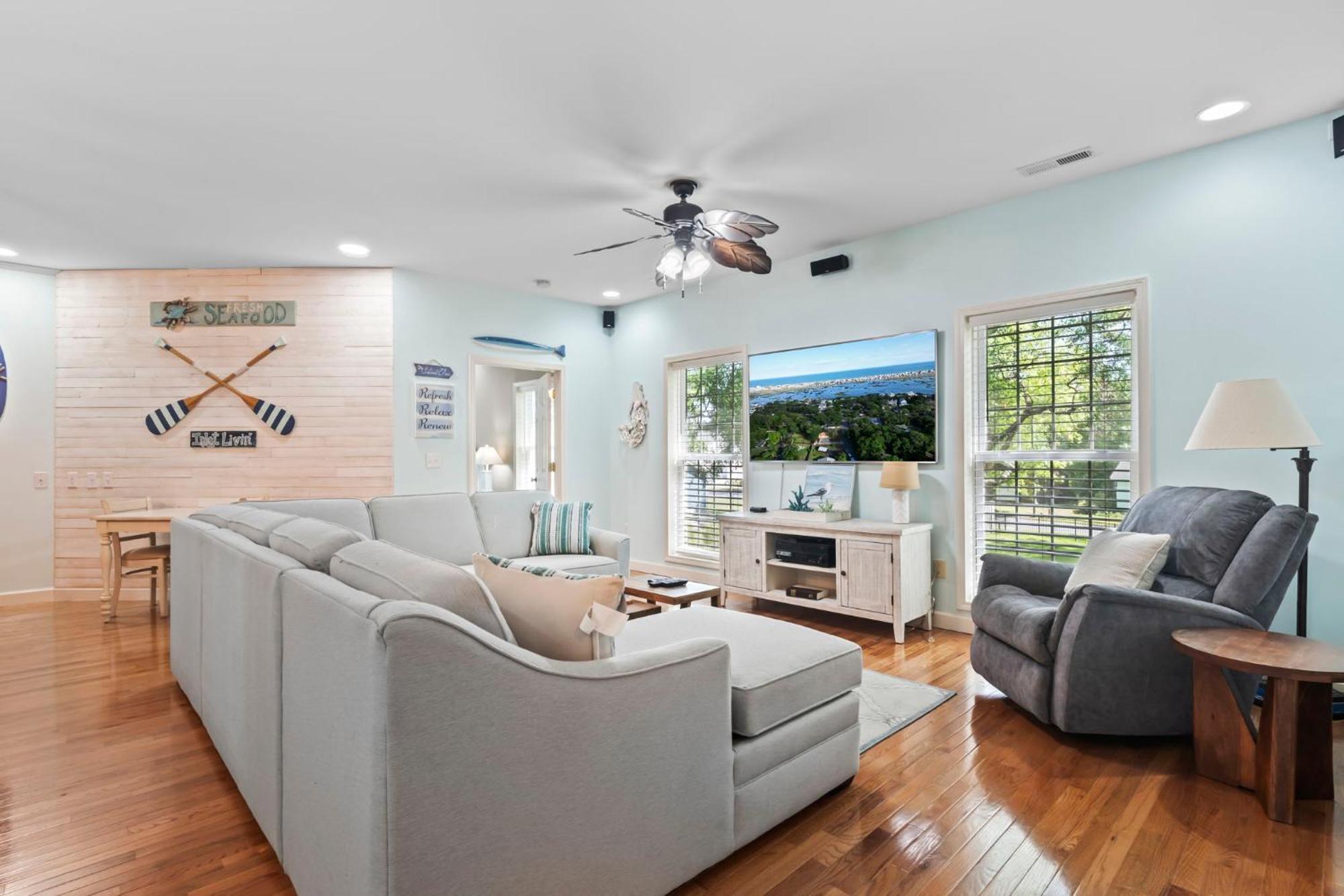 Spectacular House! Arcade Games & Hot Tub! Sleeps 12! *