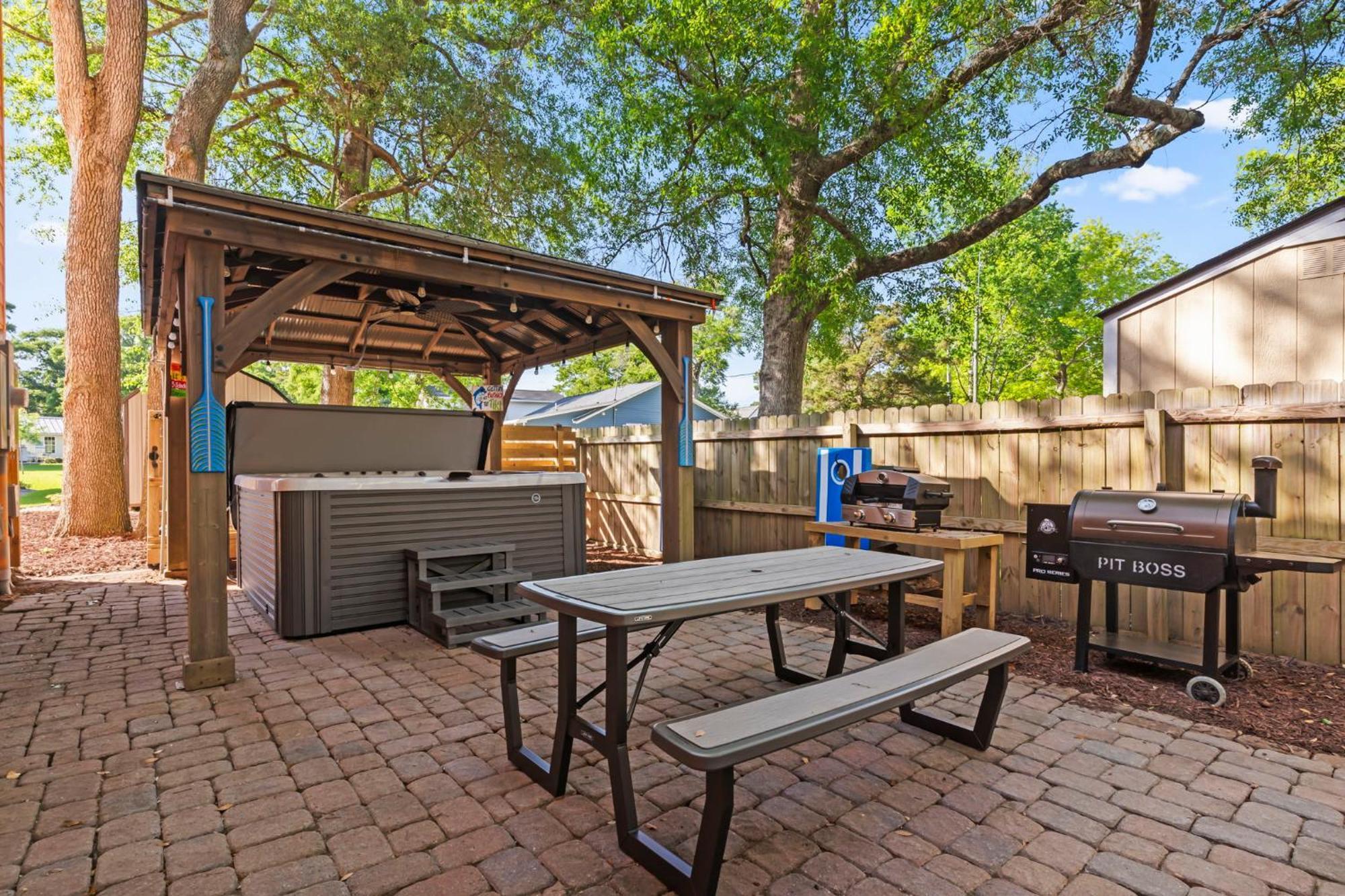 Spectacular House! Arcade Games & Hot Tub! Sleeps 12! * Myrtle Beach