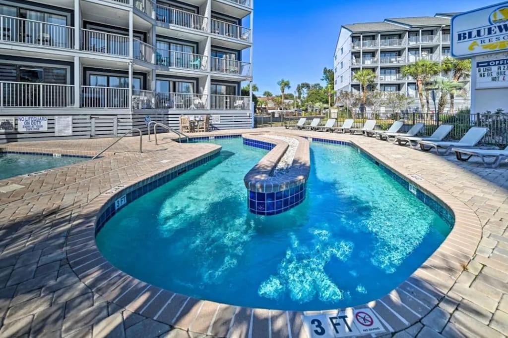 The Beachside Dacha - Lock-out 2 Bedroom Ocean View Apartment *