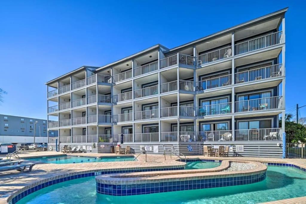 The Beachside Dacha - Lock-out 2 Bedroom Ocean View Apartment *