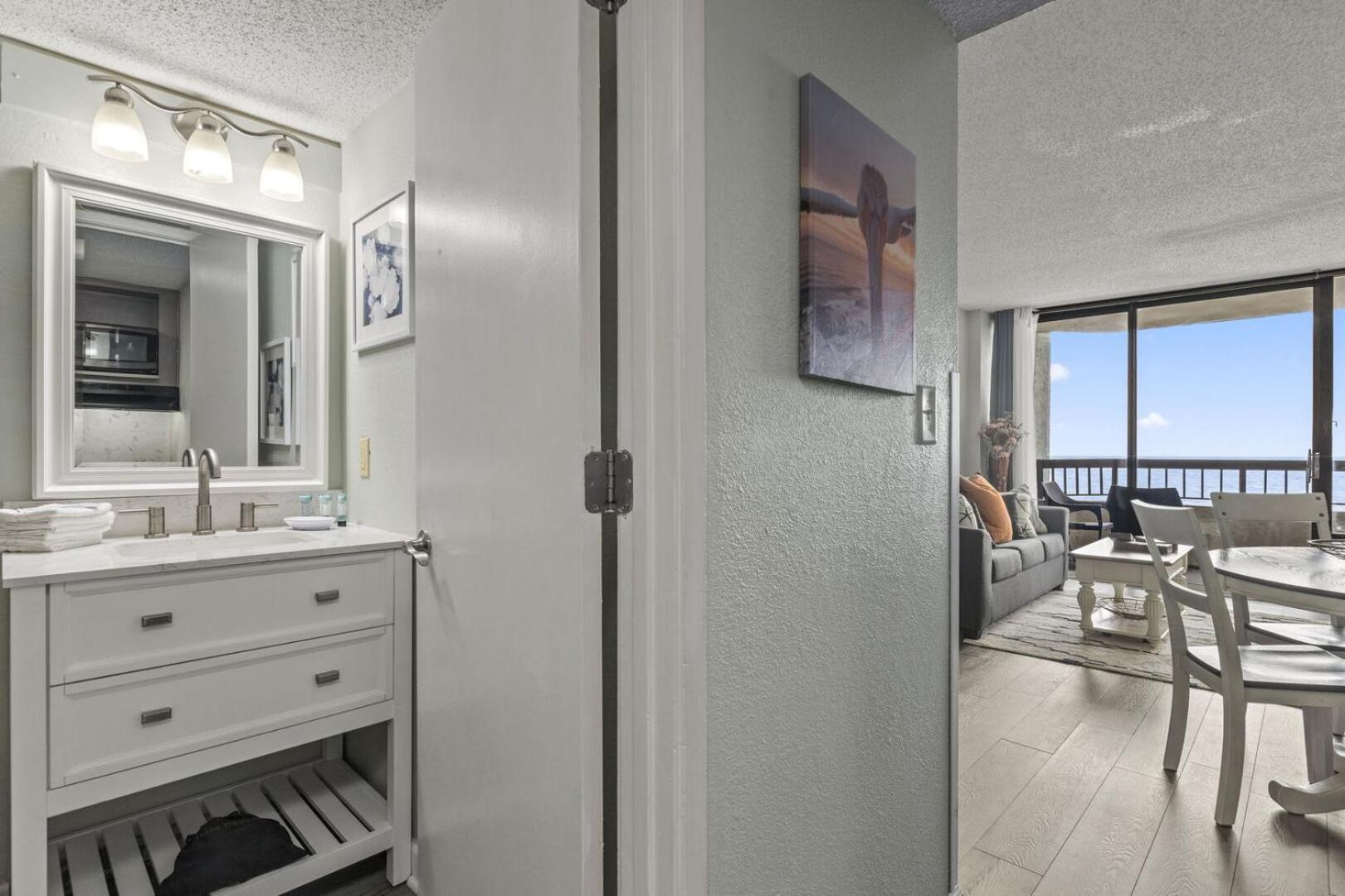 Nicely Renovated 1 Bedroom Condo-with Spectacular Views! Pinnacle 755 *