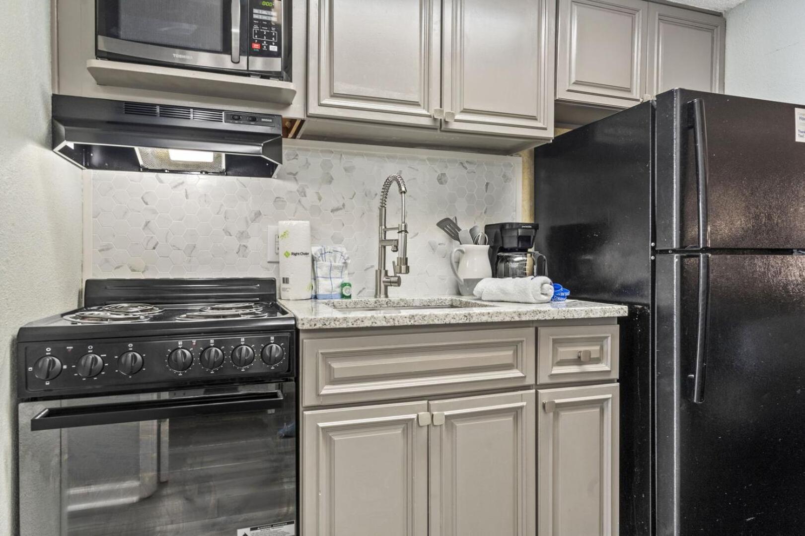 Nicely Renovated 1 Bedroom Condo-with Spectacular Views! Pinnacle 755 *
