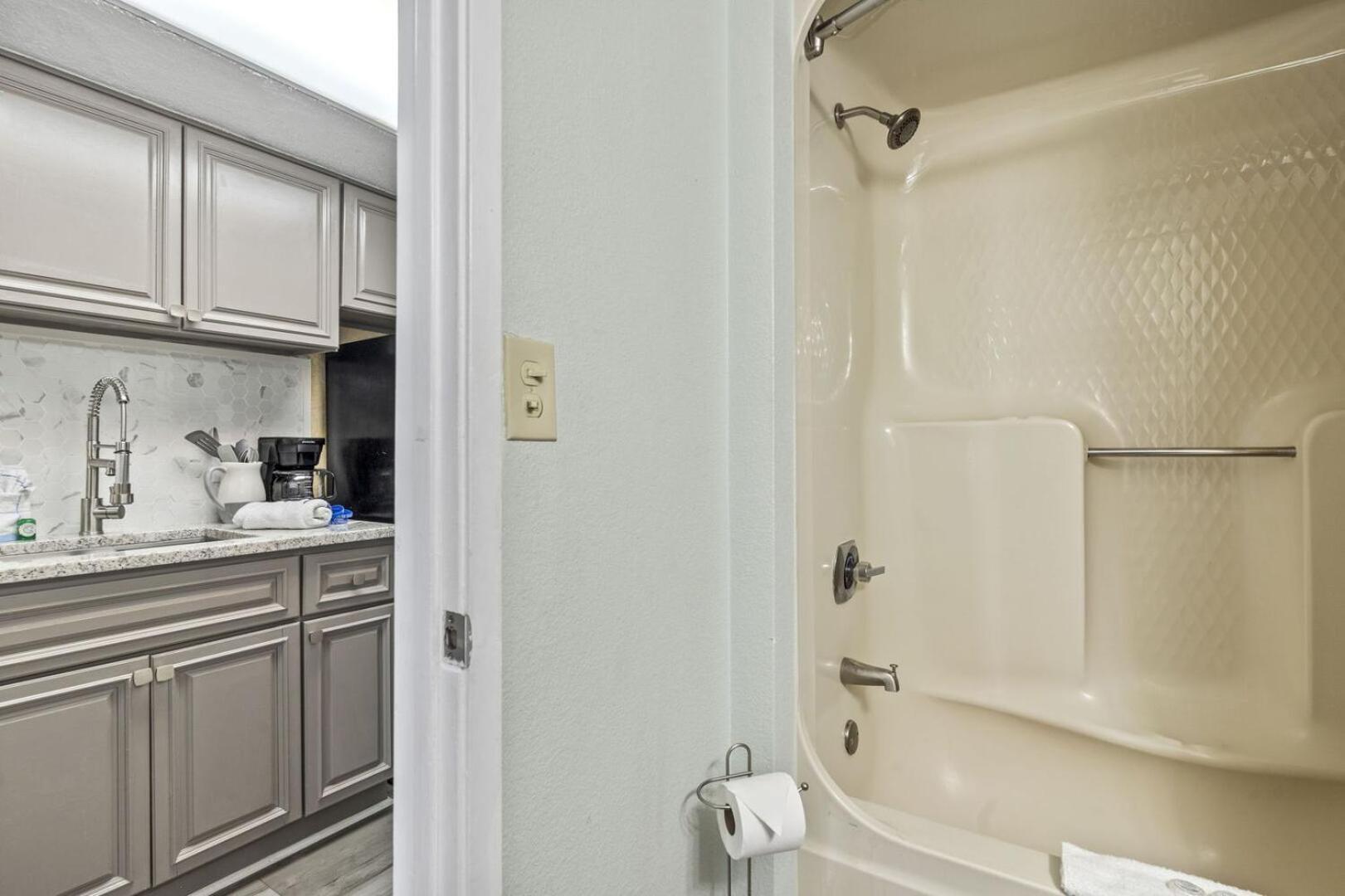Nicely Renovated 1 Bedroom Condo-with Spectacular Views! Pinnacle 755