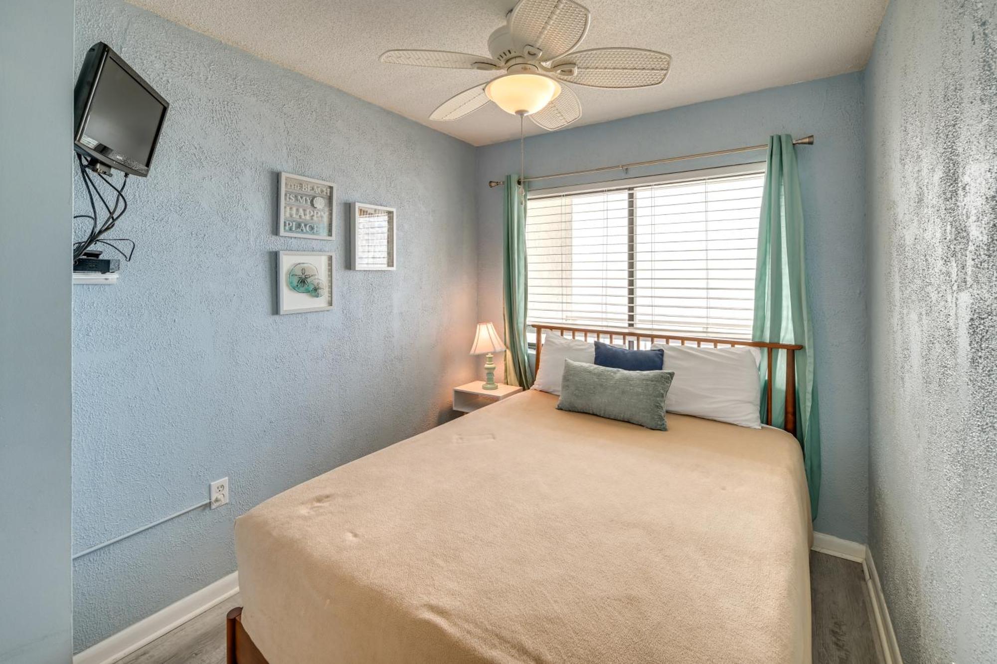 Cozy Coastal With Airy Oceanfront Balcony Apartment