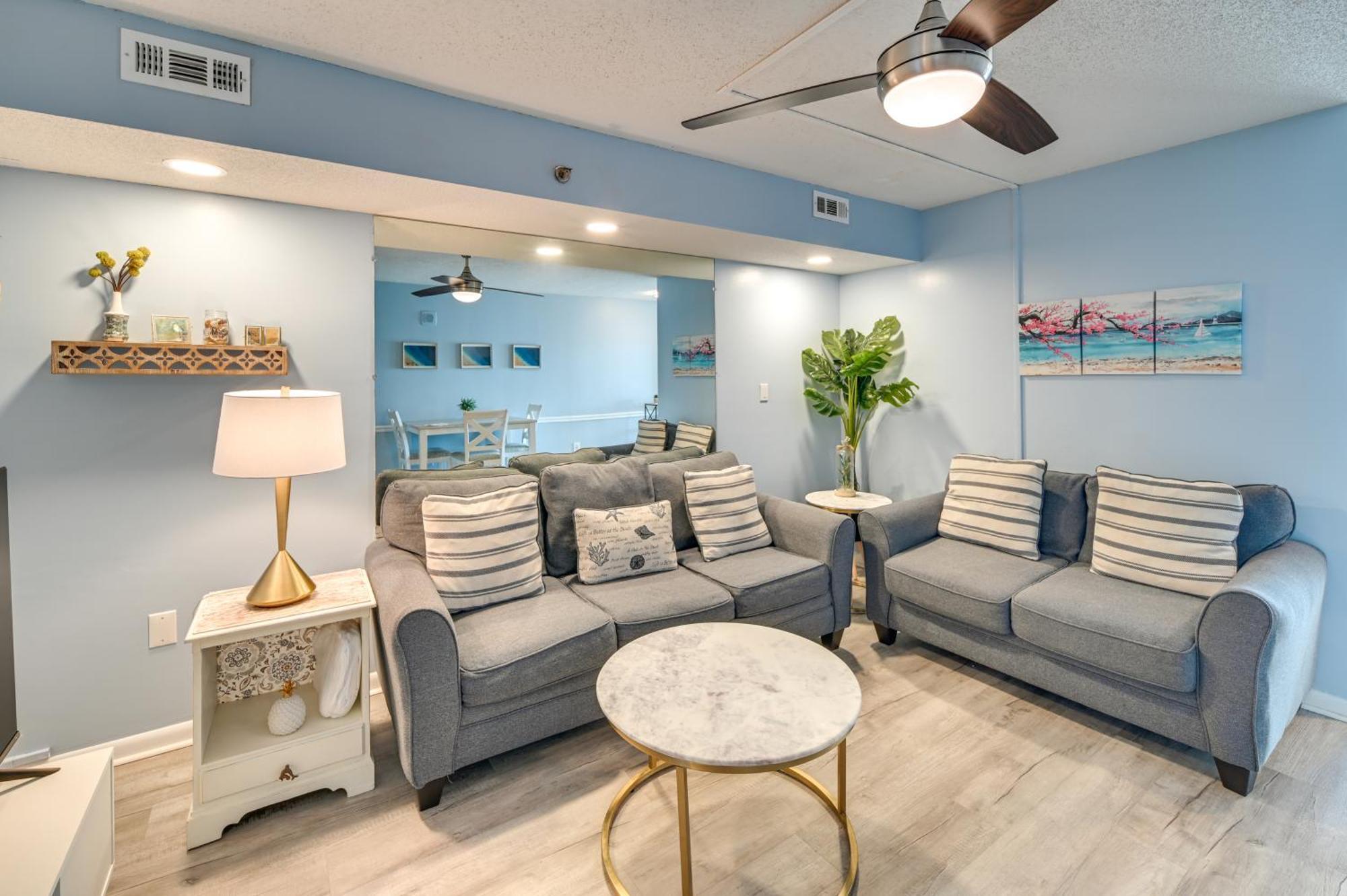 Cozy Coastal With Airy Oceanfront Balcony *