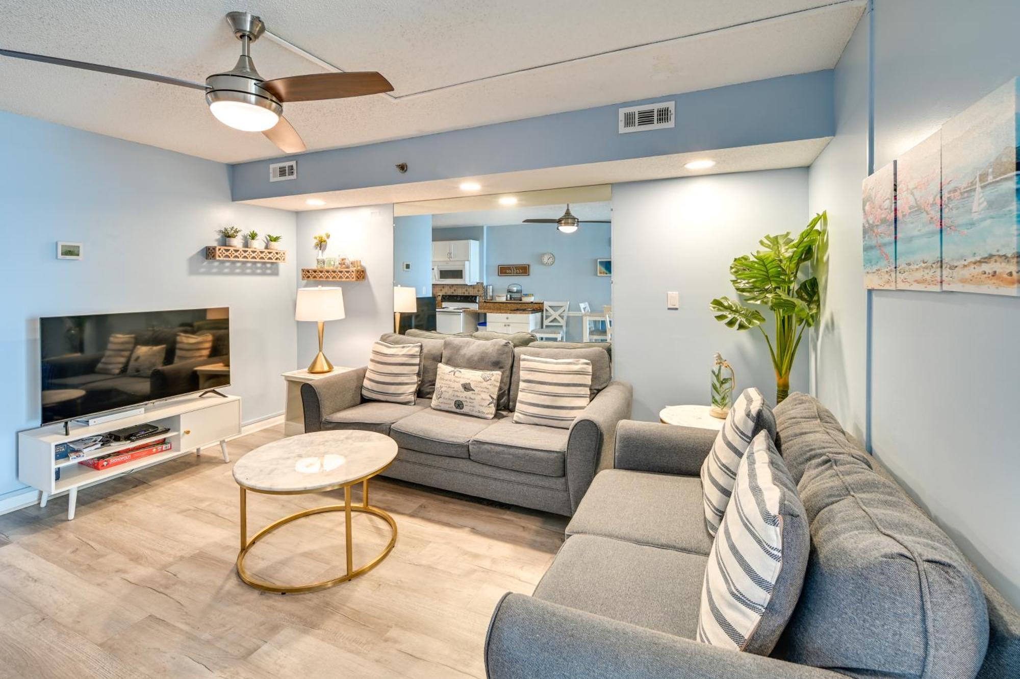Cozy Coastal With Airy Oceanfront Balcony Apartment