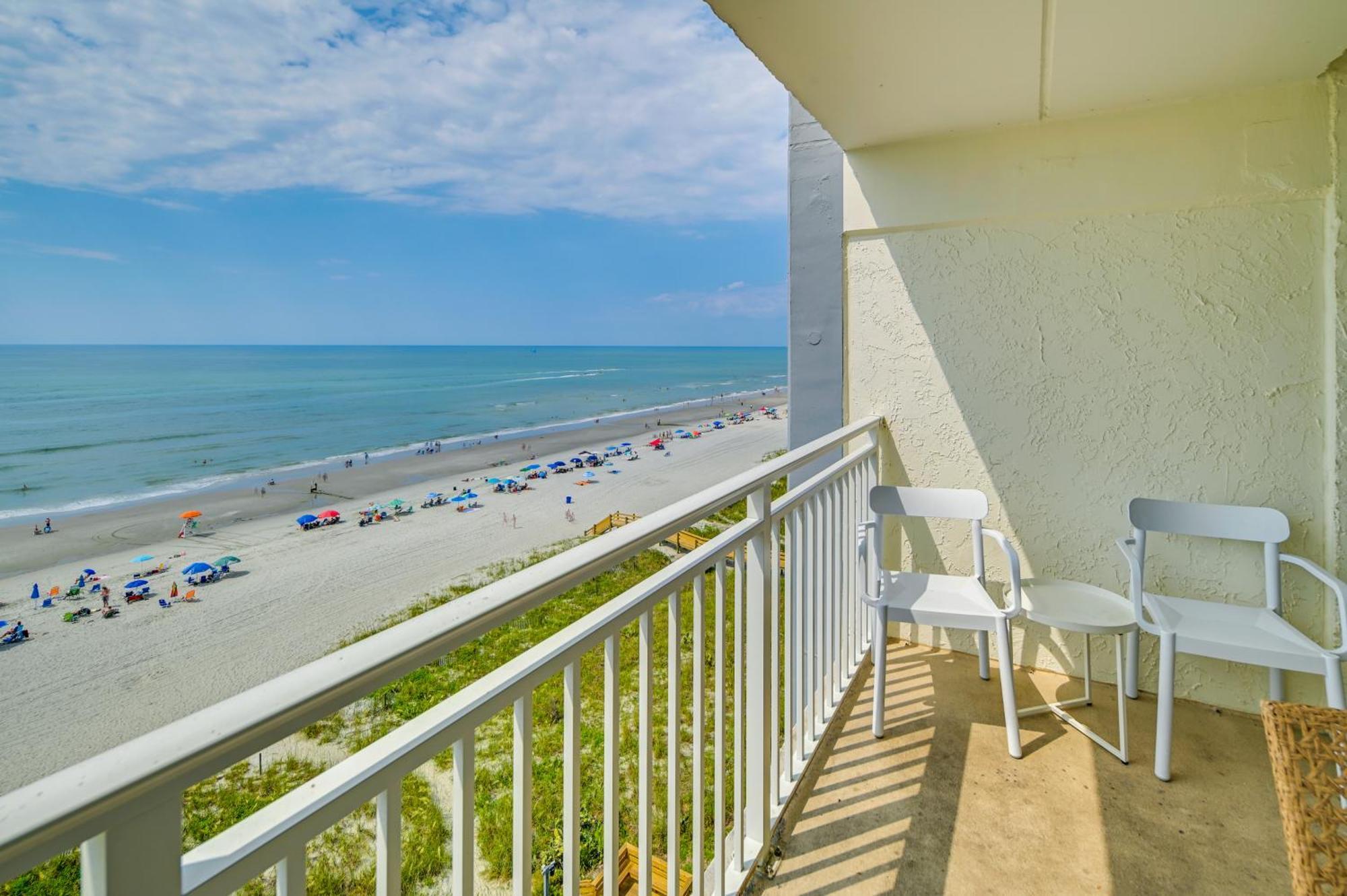 Cozy Coastal With Airy Oceanfront Balcony Apartment *