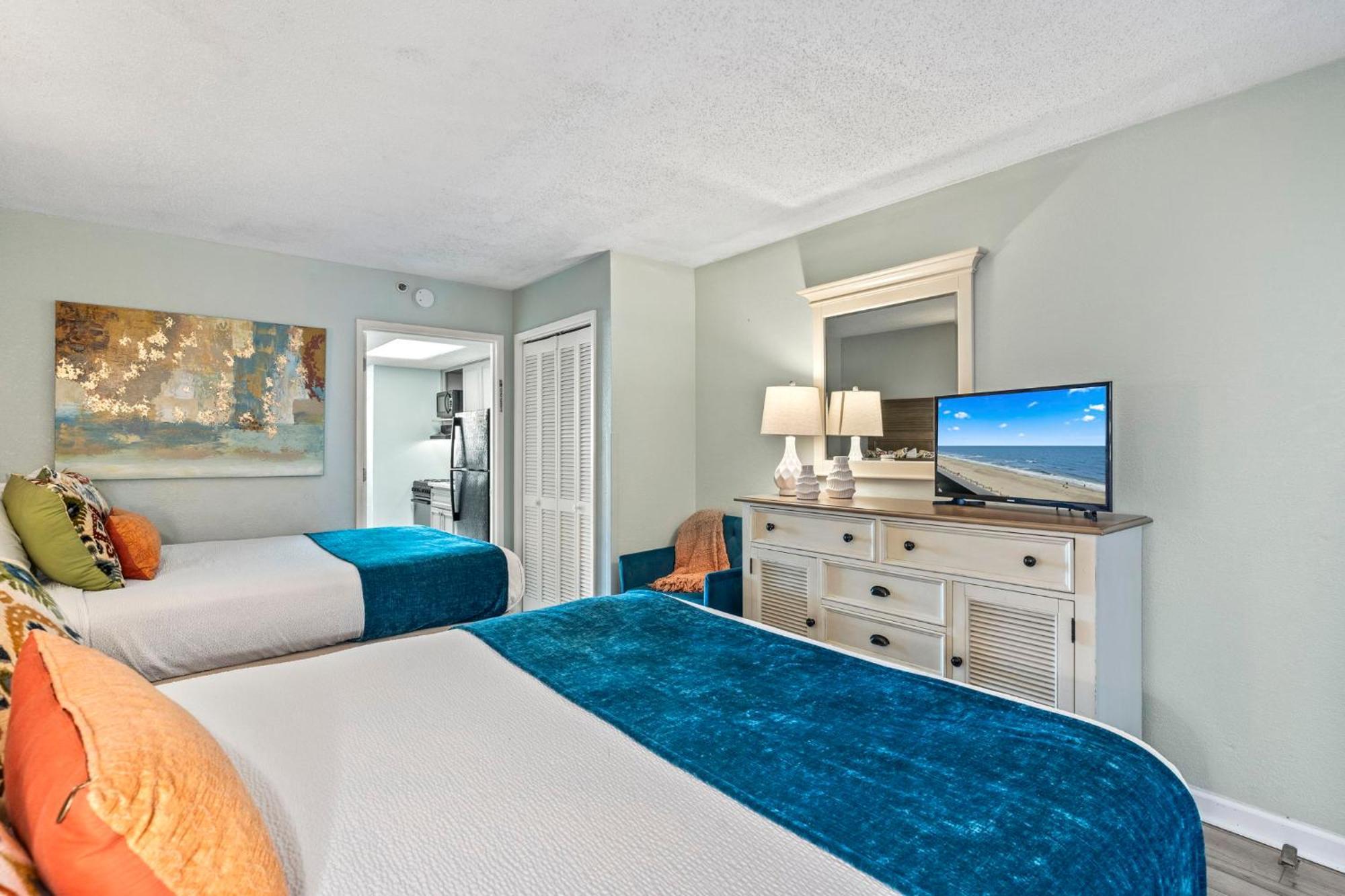 Nicely Renovated 1 Bedroom Condo-with Spectacular Views! Pinnacle 755