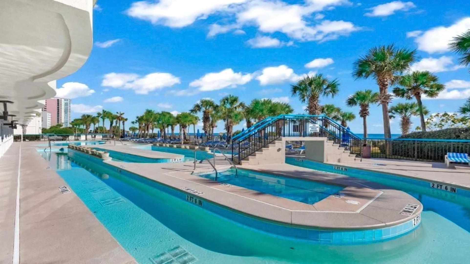 Stunning View, Direct Oceanfront, Boardwalk, Pools Apartment *