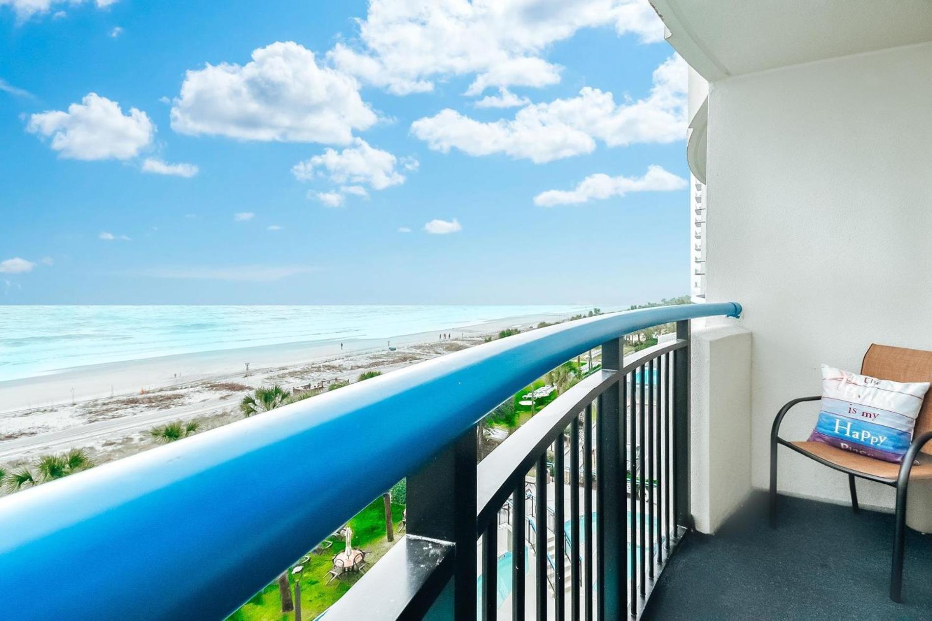 Apartment Stunning View, Direct Oceanfront, Boardwalk, Pools