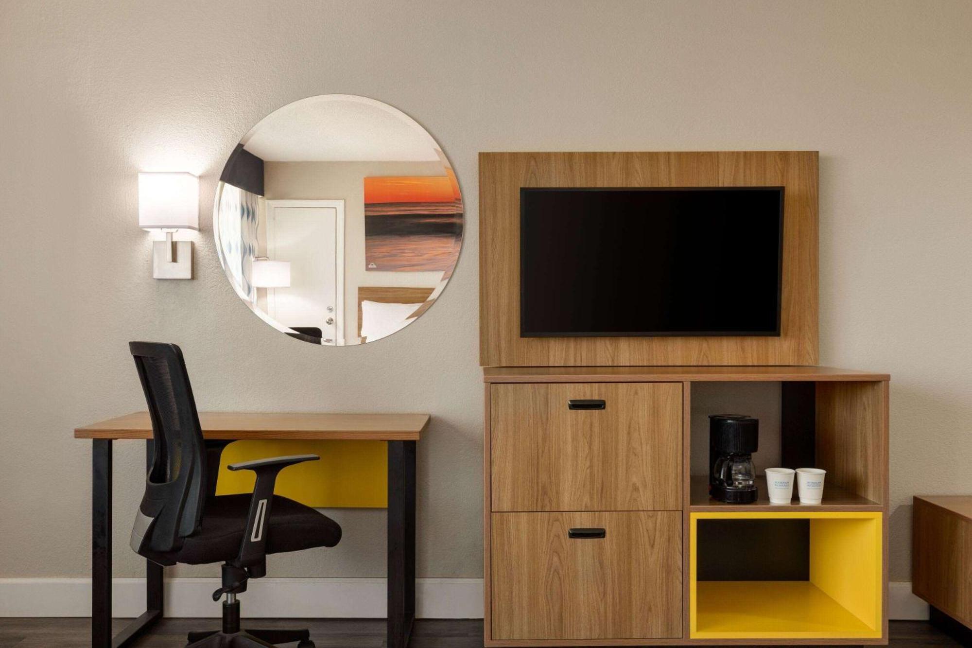 Days By Wyndham Myrtle Beach-beach Front Hotel