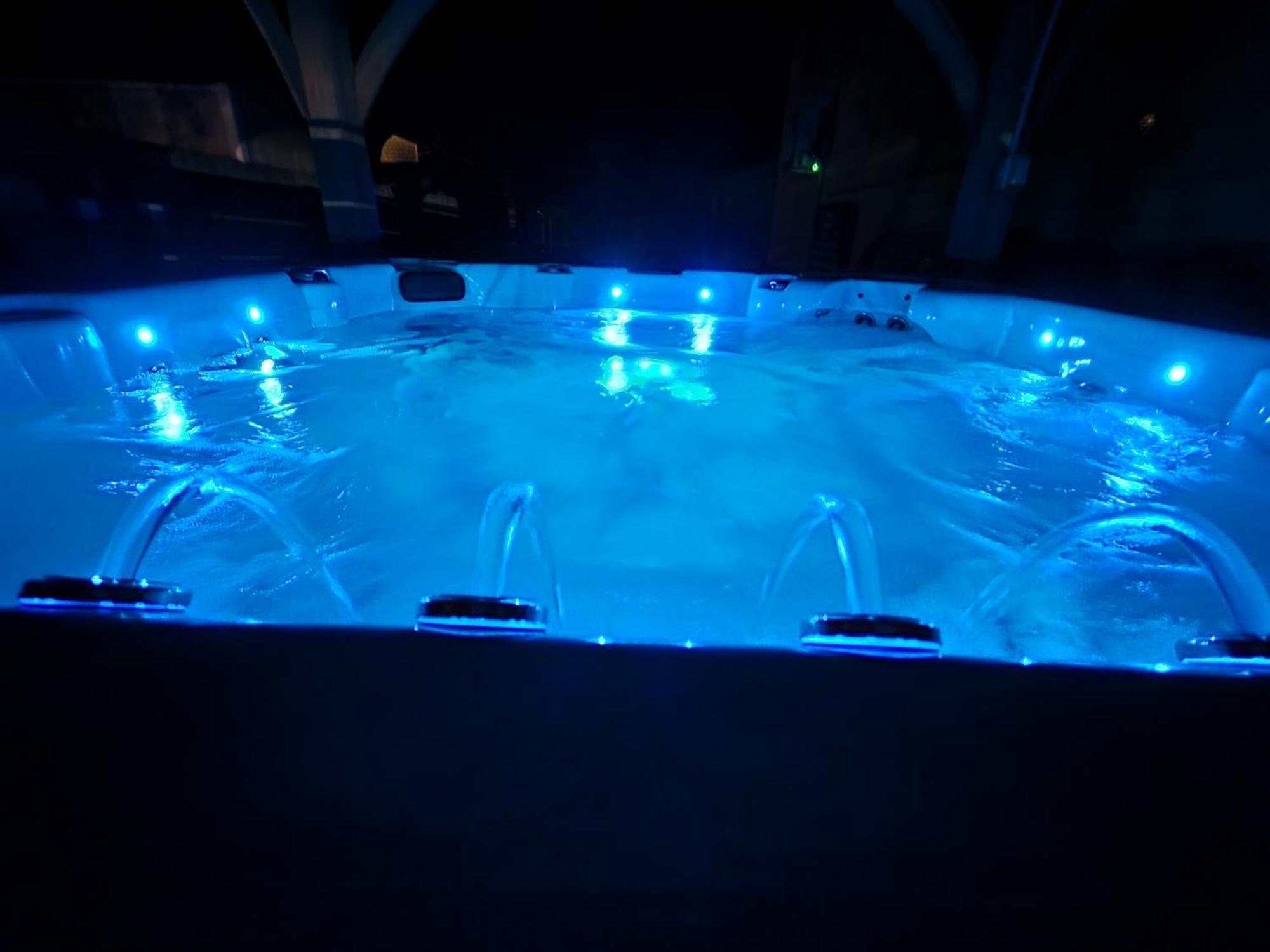 Spectacular House! Arcade Games & Hot Tub! Sleeps 12! Holiday home *