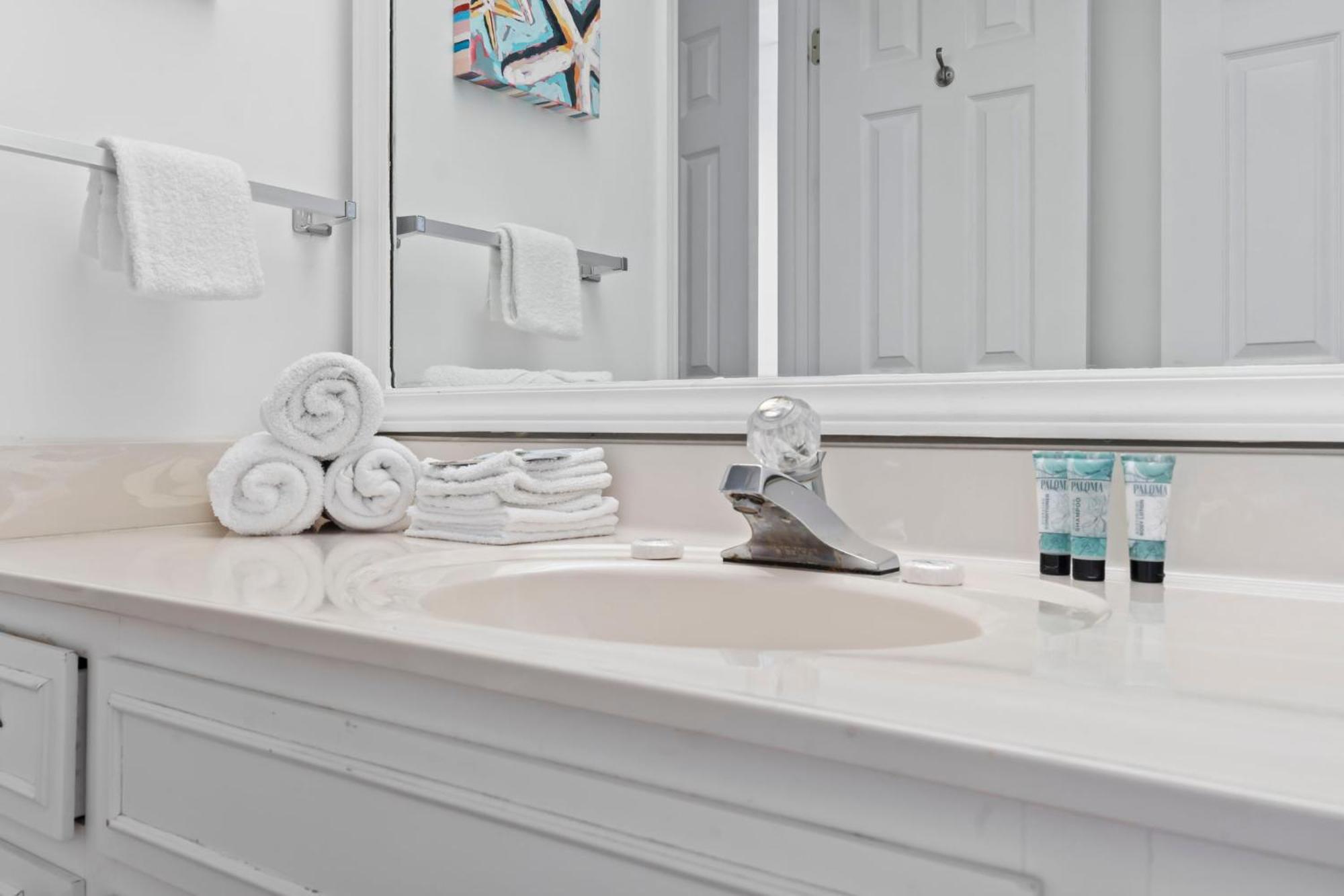 Beautifully Updated! 2br Pet Friendly Apartment, Walk To The Beach! *