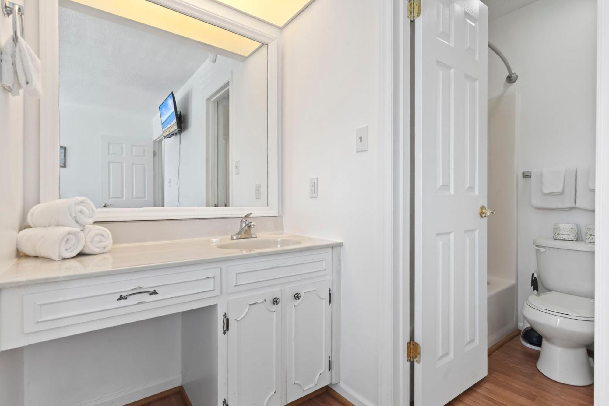 Beautifully Updated! 2br Pet Friendly Apartment, Walk To The Beach! Apartment *