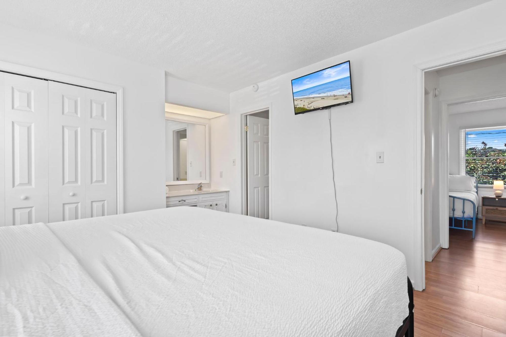 Beautifully Updated! 2br Pet Friendly Apartment, Walk To The Beach! Myrtle Beach