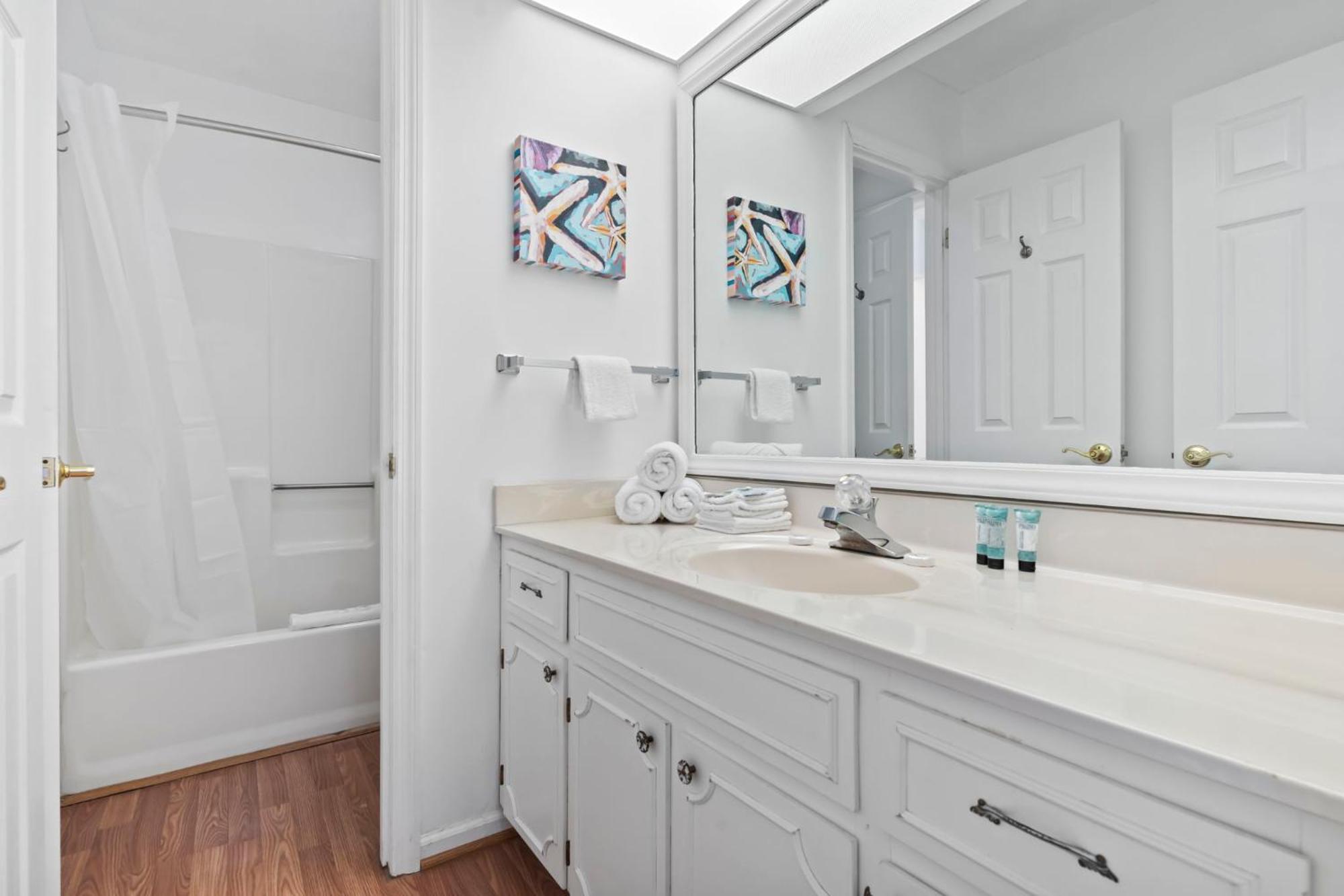 Apartment Beautifully Updated! 2br Pet Friendly Apartment, Walk To The Beach! Myrtle Beach