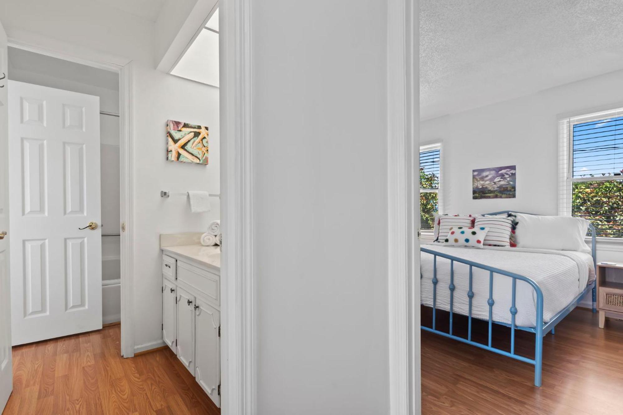 Beautifully Updated! 2br Pet Friendly Apartment, Walk To The Beach!