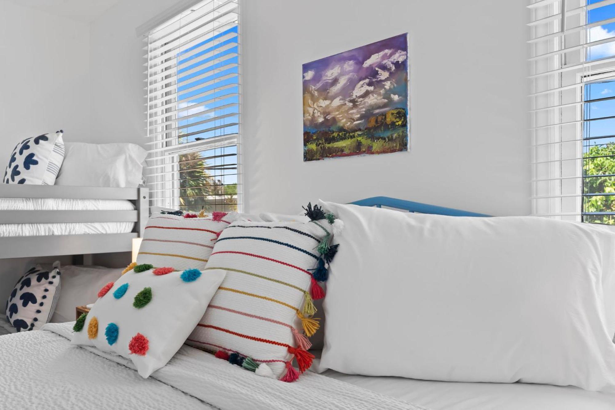 Beautifully Updated! 2br Pet Friendly Apartment, Walk To The Beach! *