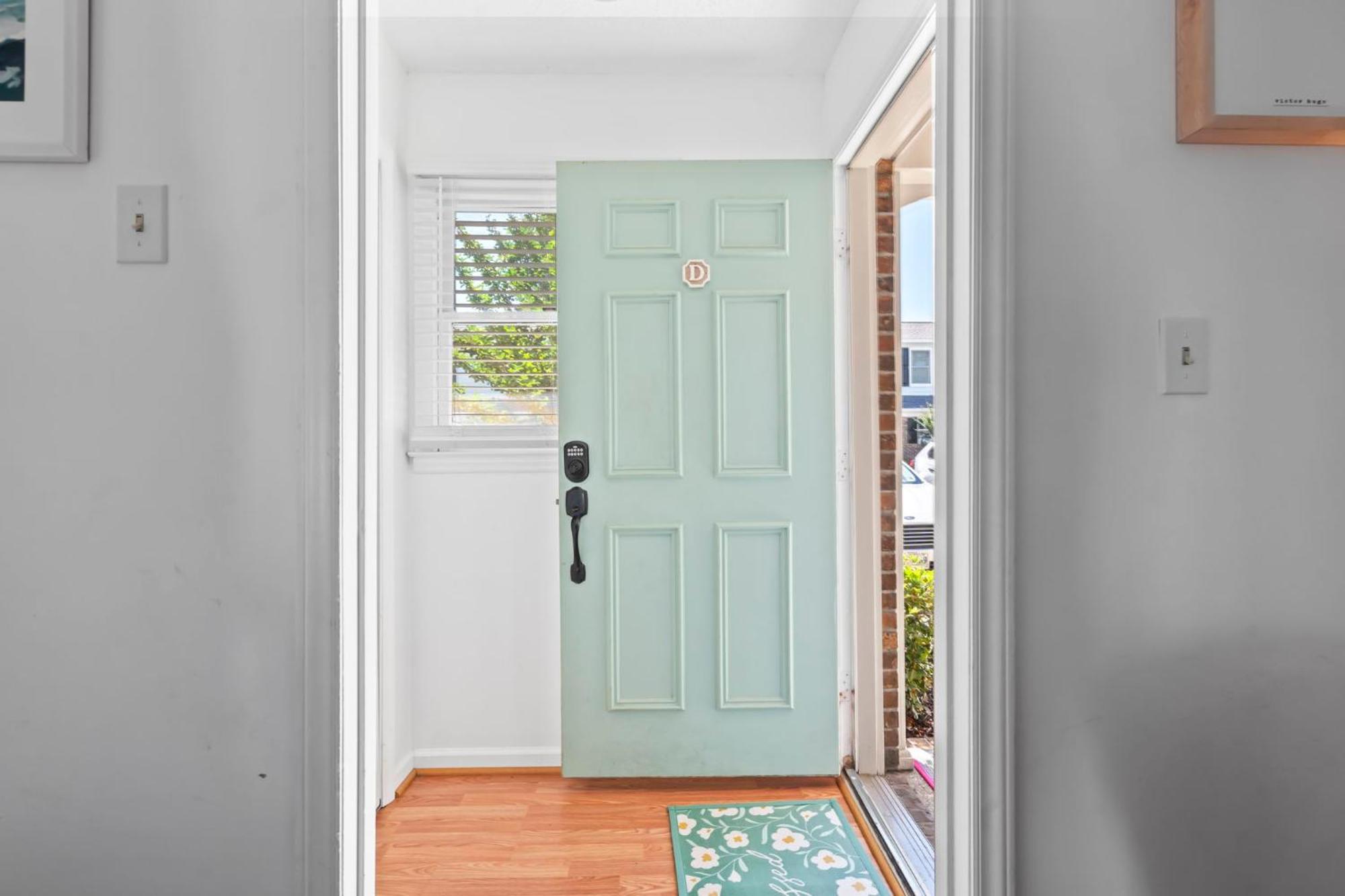 Beautifully Updated! 2br Pet Friendly Apartment, Walk To The Beach! *