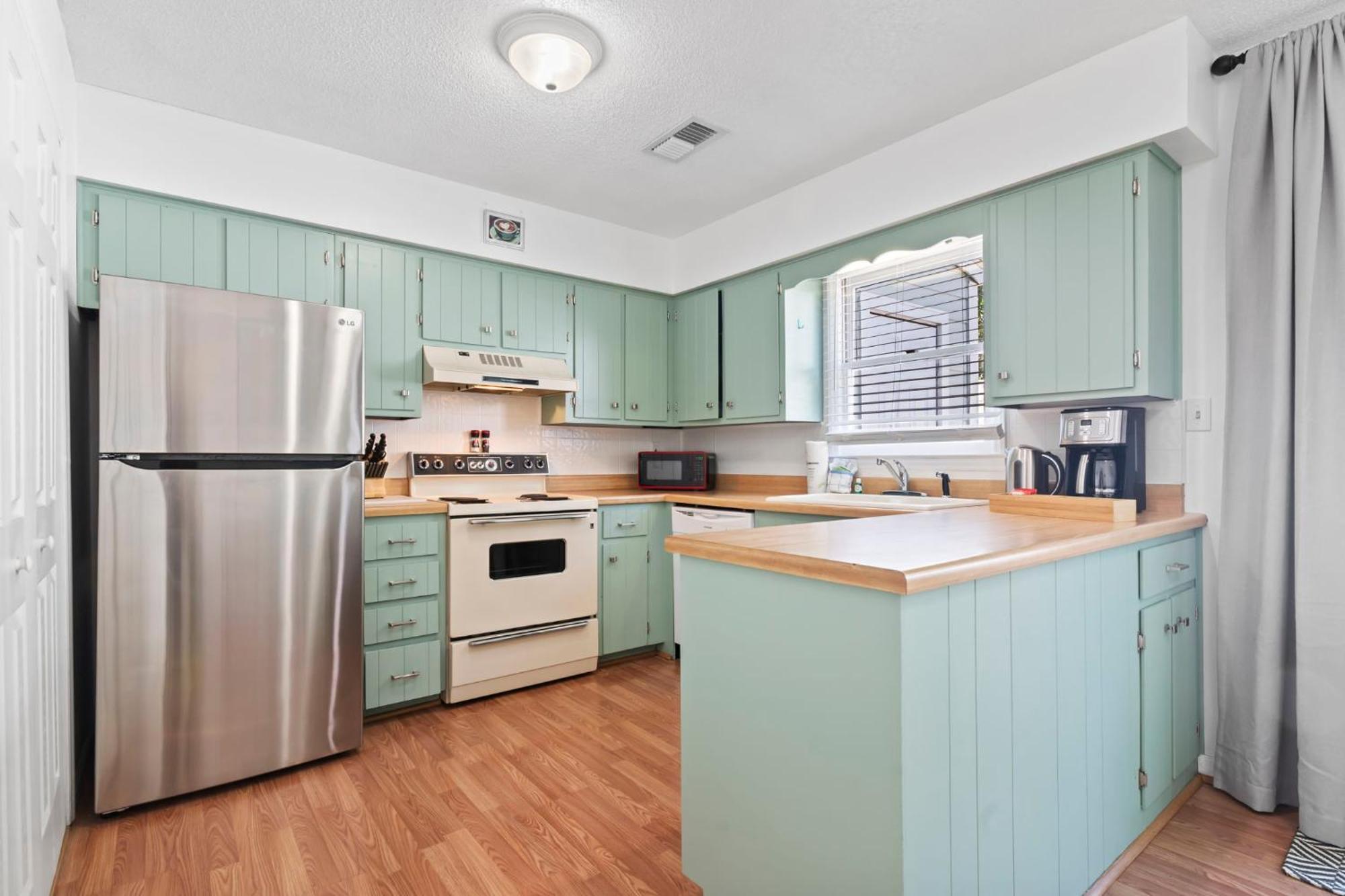 Beautifully Updated! 2br Pet Friendly Apartment, Walk To The Beach!