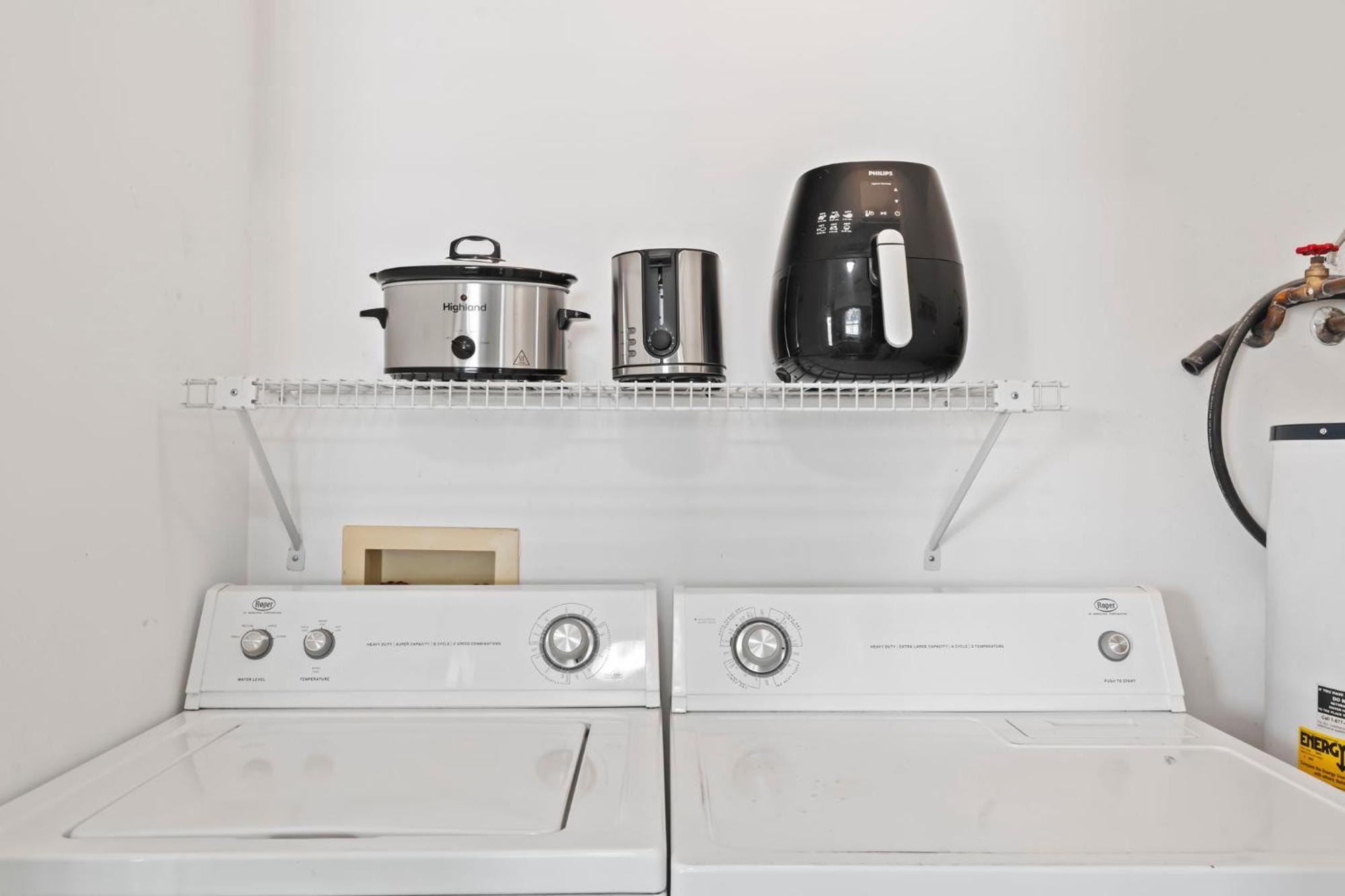 Apartment Beautifully Updated! 2br Pet Friendly Apartment, Walk To The Beach!