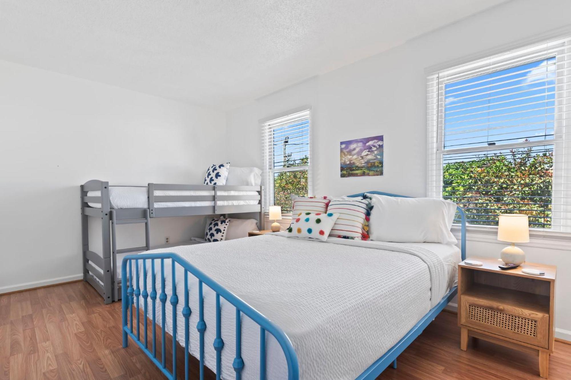 Apartment Beautifully Updated! 2br Pet Friendly Apartment, Walk To The Beach! *